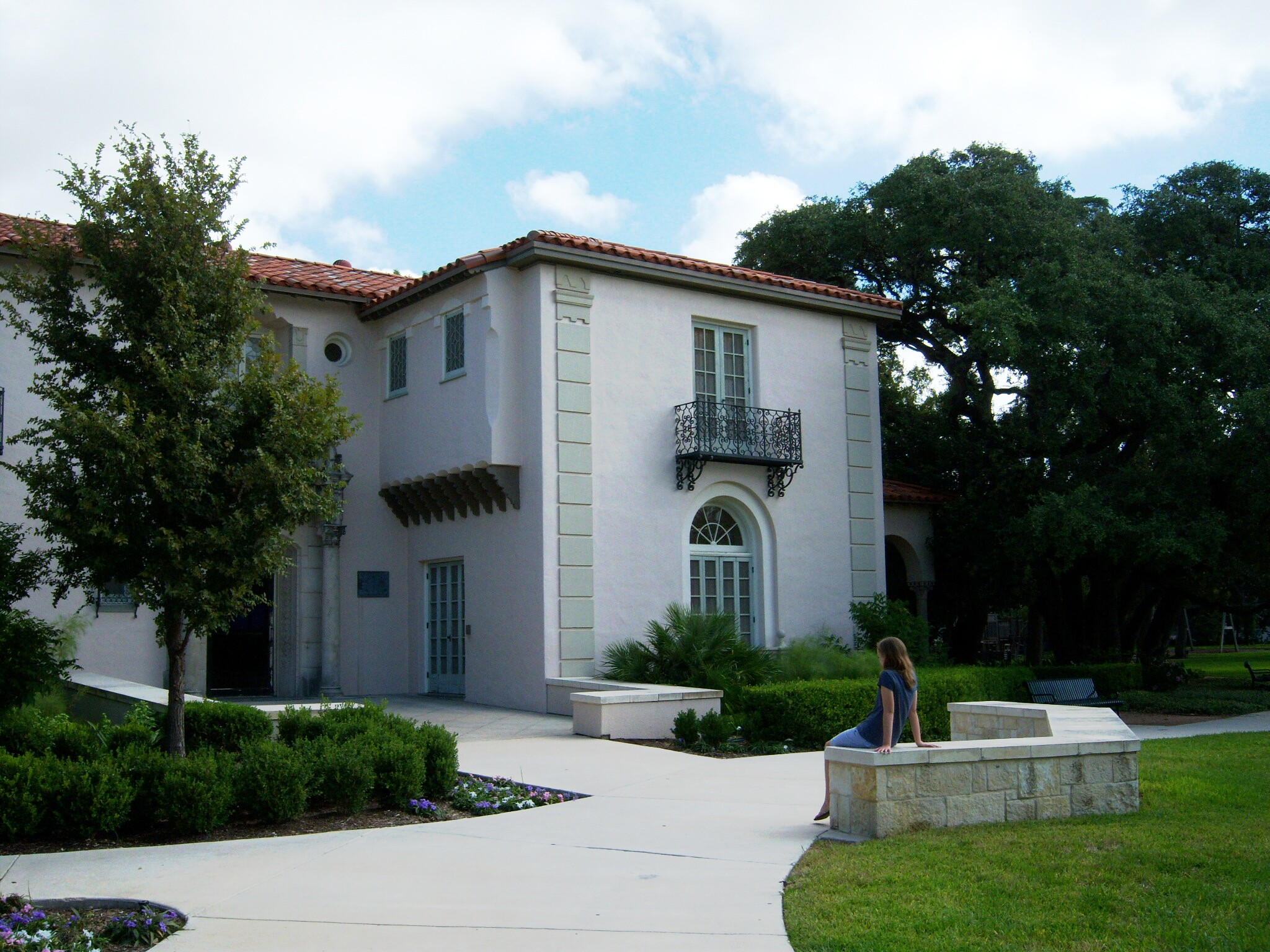 Photo of the Hannah Landa Memorial Branch Library's exterior.
