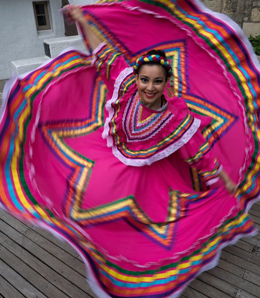 Photo of Fiesta Noche del Rio folklorico dancer