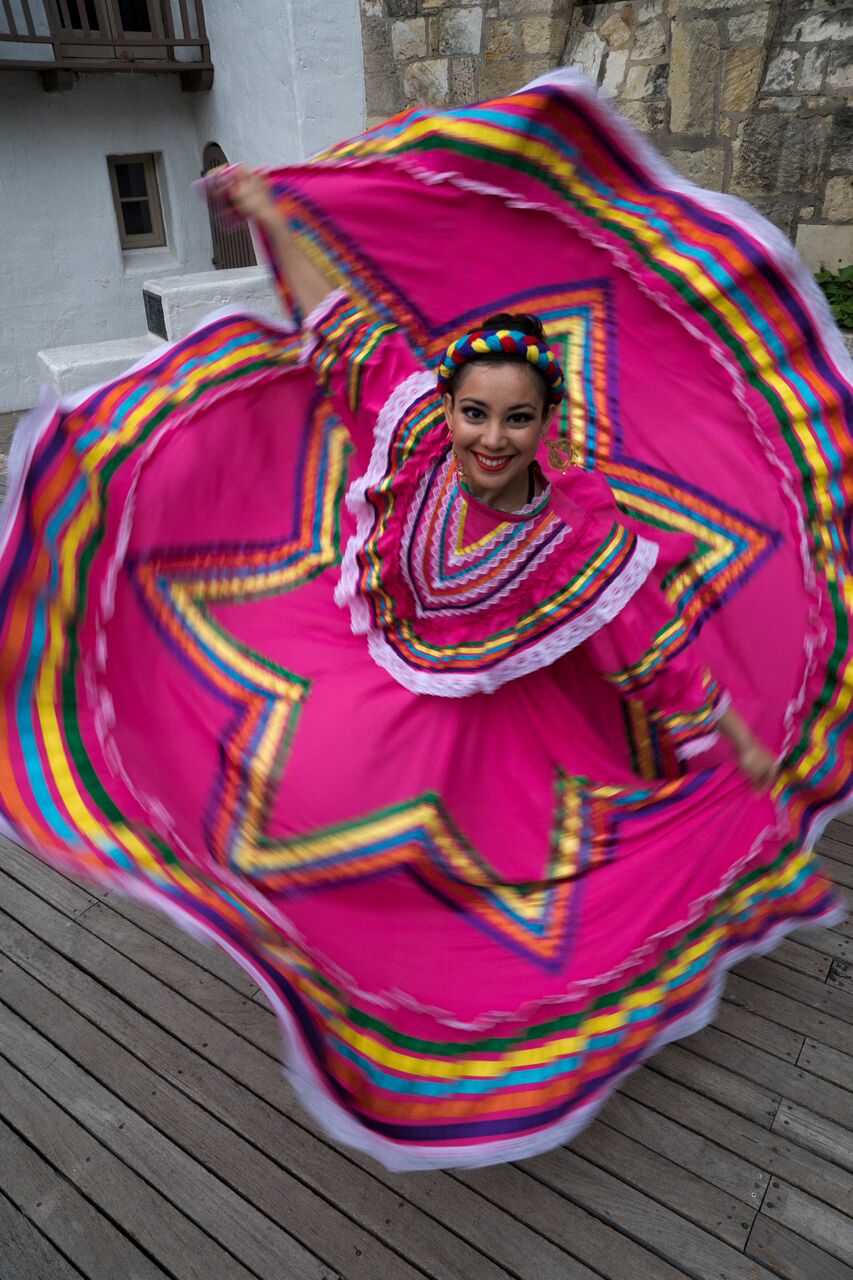 Photo of Fiesta Noche del Rio folklorico dancer