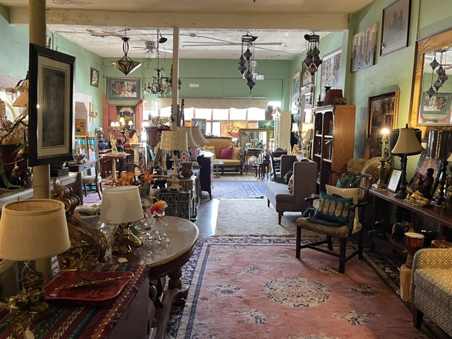 Photo of one of Lasting Impressions Antiques showrooms
